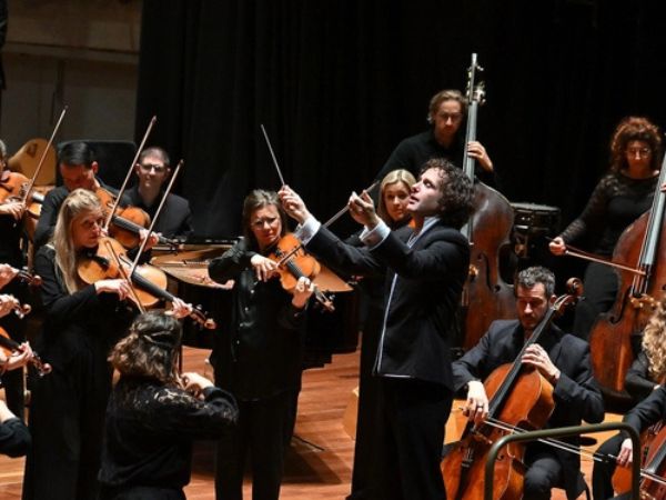 Aurora Orchestra playing