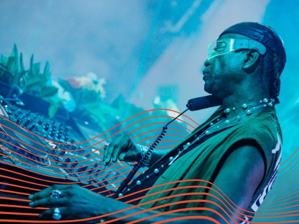 Robert Owens DJ-ing